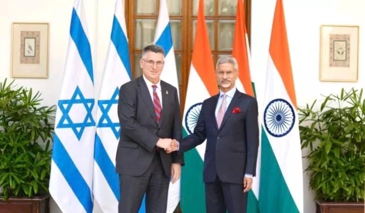 《国土报》消息，当地时间4日，以色列外长吉迪恩.萨尔宣布，他已率代表团抵达印度首