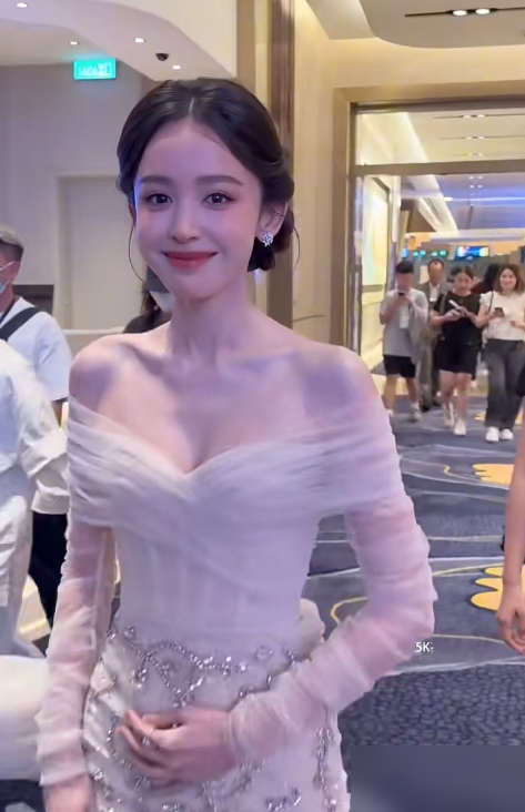古力娜扎又上热搜了，还是因为那张脸。底下评论清一色在聊生图能打、骨相顶级，没几个人提她演过什么。出道