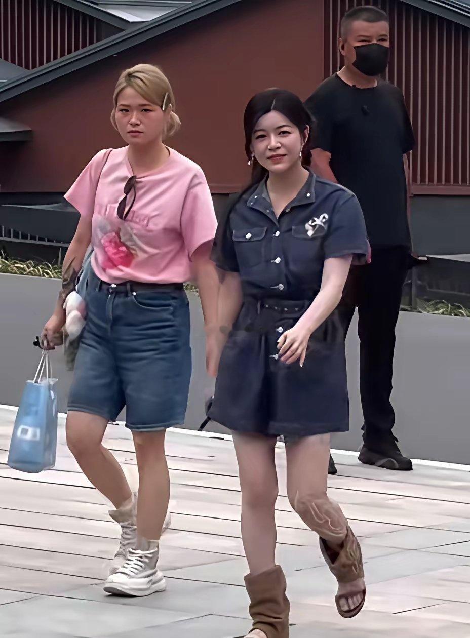 远看陈妍希很普通，像个路人近看还是漂亮，皮肤好，娃娃脸不显老​​​