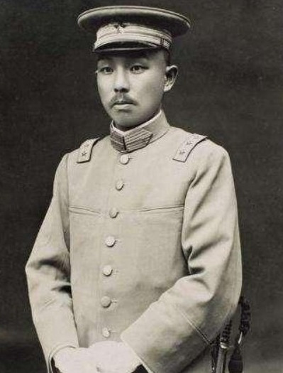 1974年，90岁的杨森迎娶了女秘书张灵凤。洞房之夜，就在杨森要行房事时，张灵凤