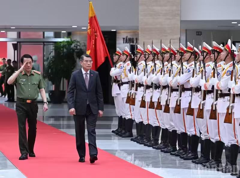 非常谦逊，梁三光敬礼并陪同黎明兴！黎明兴出席越南2026年上半年公安工作总结