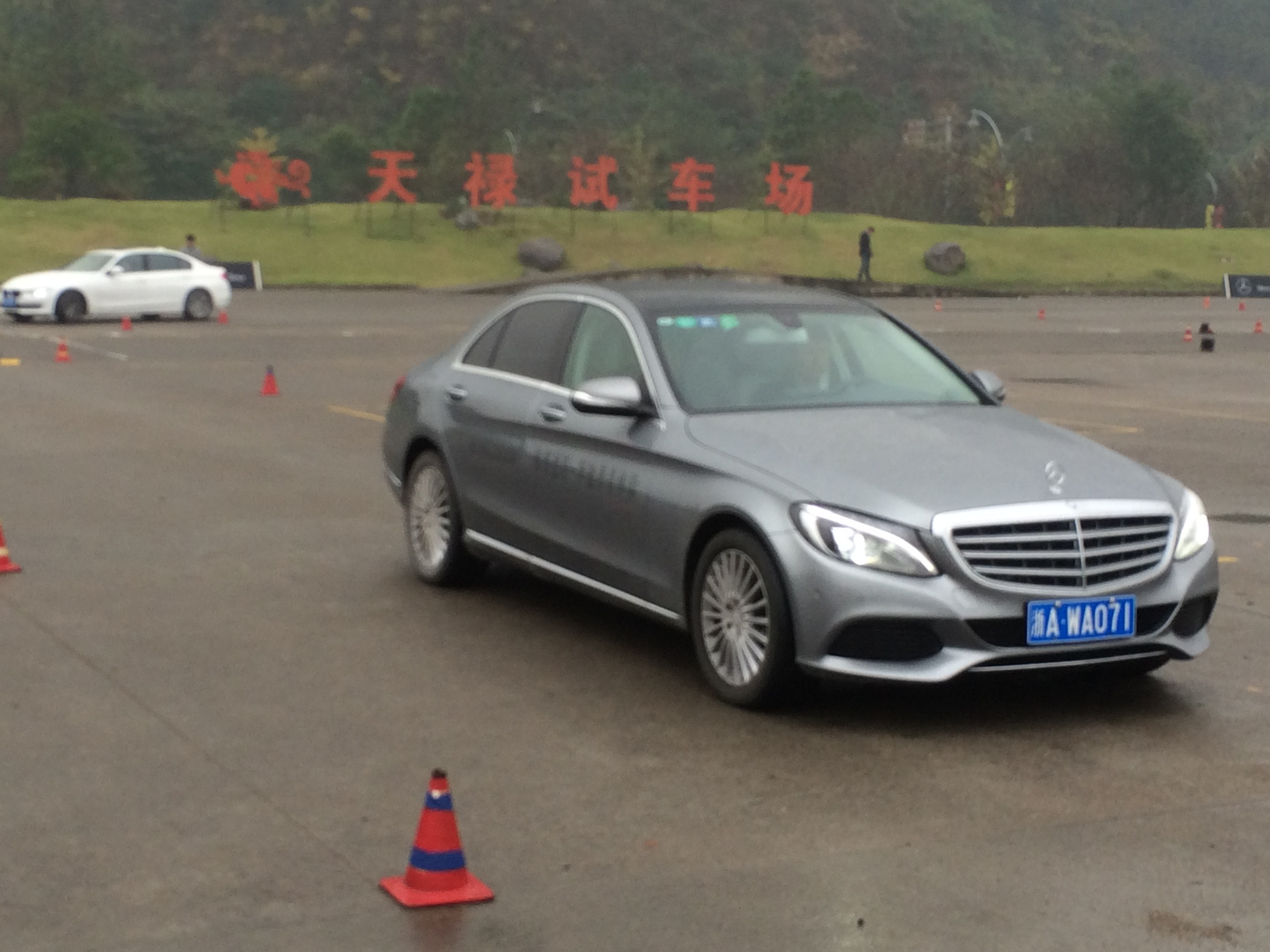 在好多群里刷到了奥迪vs.宝马vs.奔驰vs.不能说的视频，为了账号能多活几天，