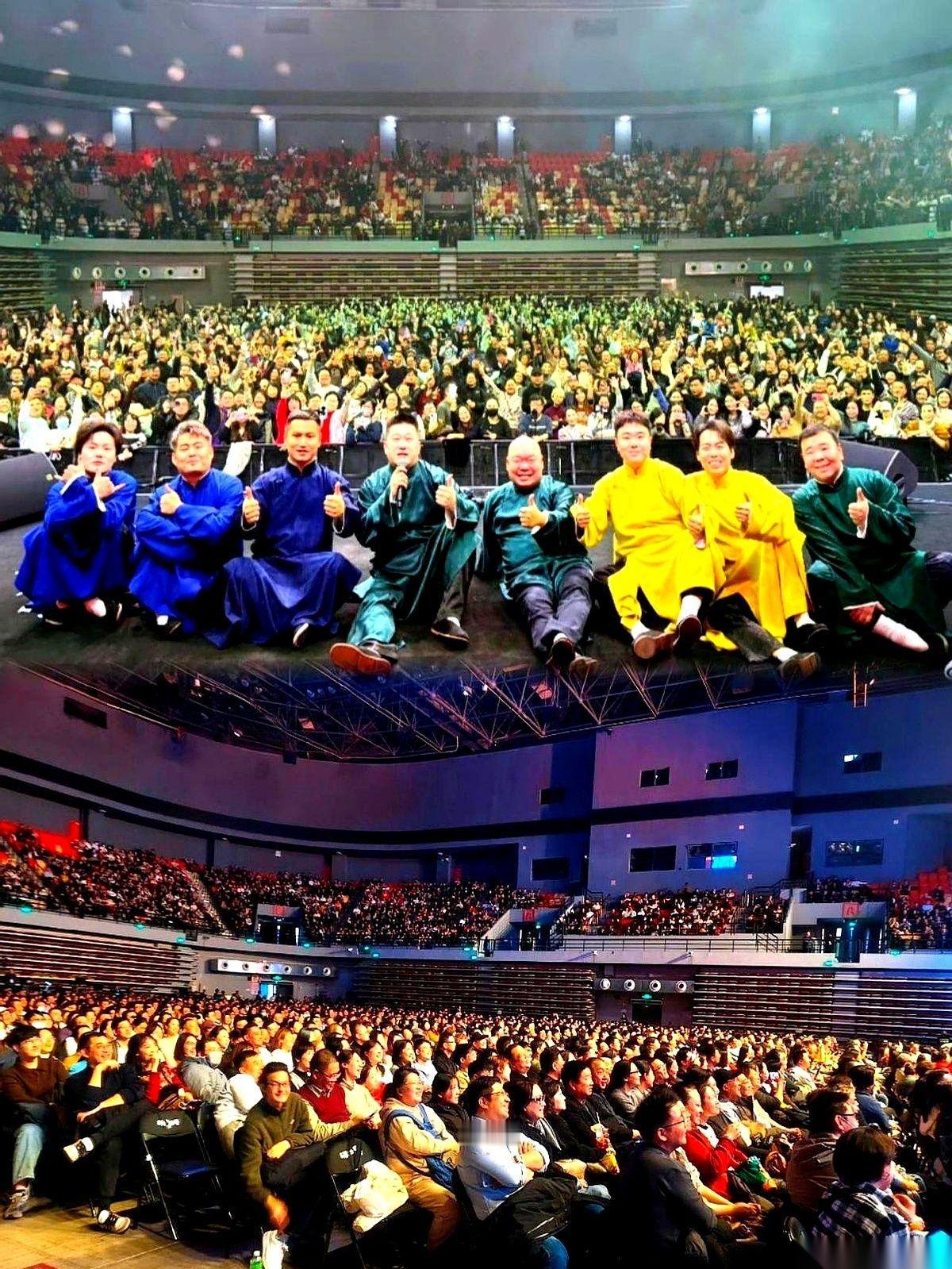 昨晚上海有意思了。同一时间，两场相声。一个上座率95%，一个65%。昨晚