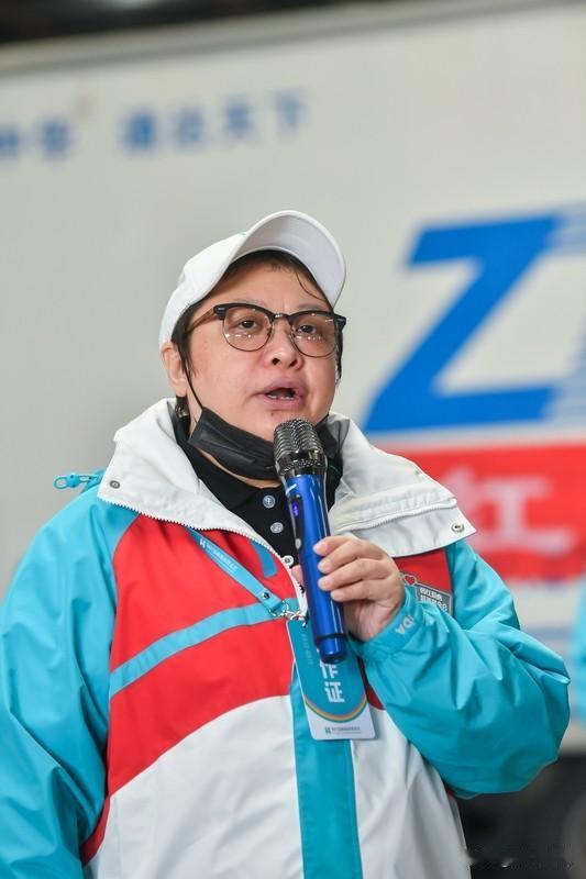 韩红基金会的公益项目是否透明，这事儿网上争议挺大。之前网传视频里，救护车停在和田