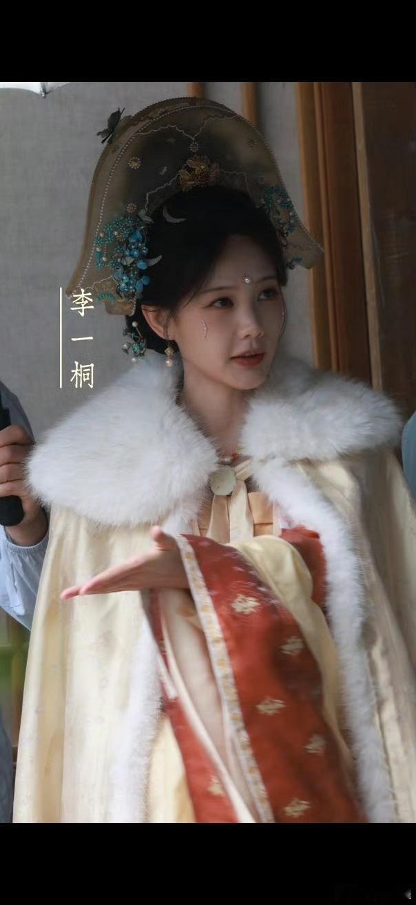 李一桐代拍生图李一桐代拍生图状态没有精修也超亮眼，李一桐这生图水平真的绝了