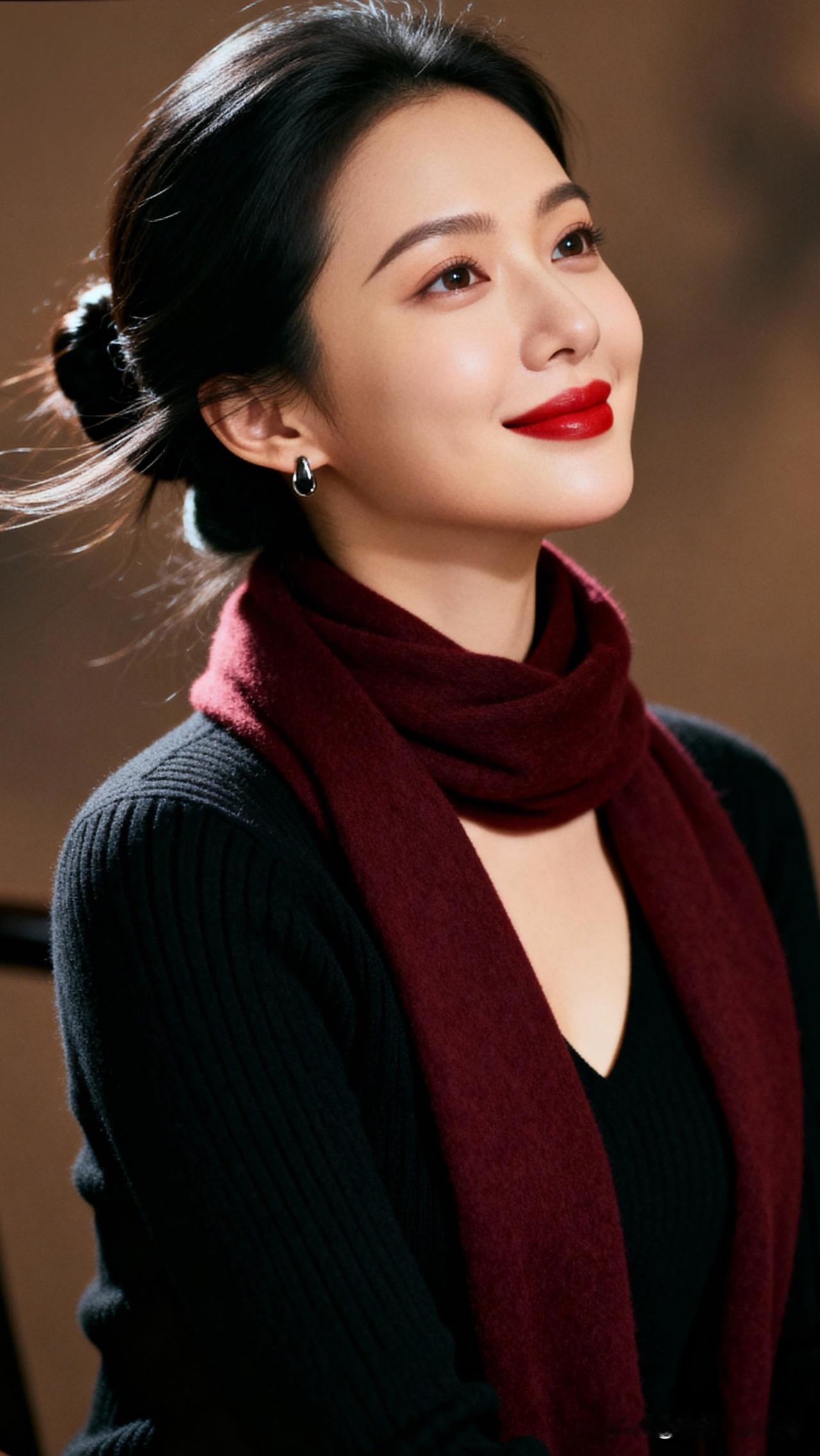 红妆映秋色，清风拂面来。哪位是你们心中的女神呢优雅红唇，复古围巾，散发迷人魅力