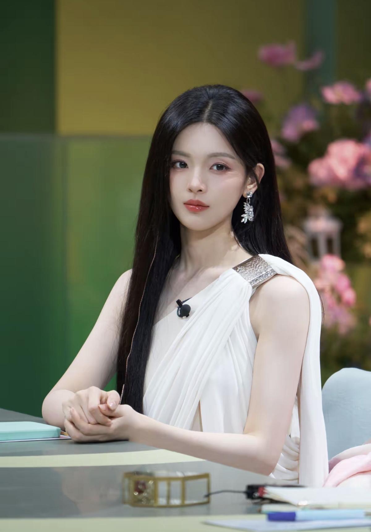 当杨超越穿上希腊风白裙子，温柔优雅的氛围感瞬间就来了，清冷又动人[赞]娱乐明星