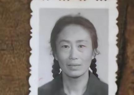 1969年，19岁的女知青黄丽萍，隐瞒自己显赫的身份，心甘情愿的在北大荒劳动。1