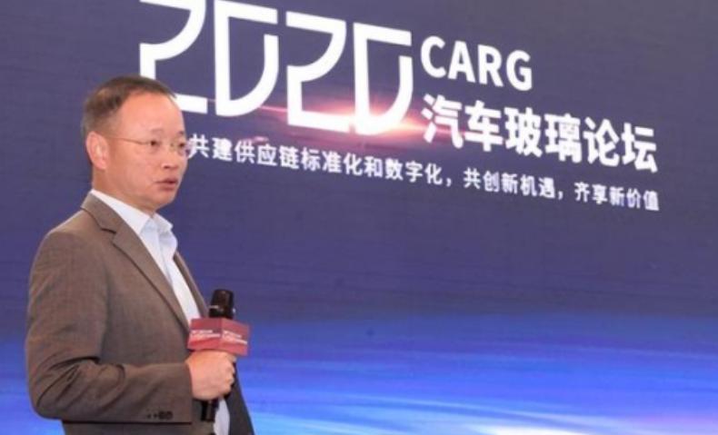 1990年，一个名牌大学生到福耀公司求职，曹德旺看了简历后直接说:“你去锅炉车间