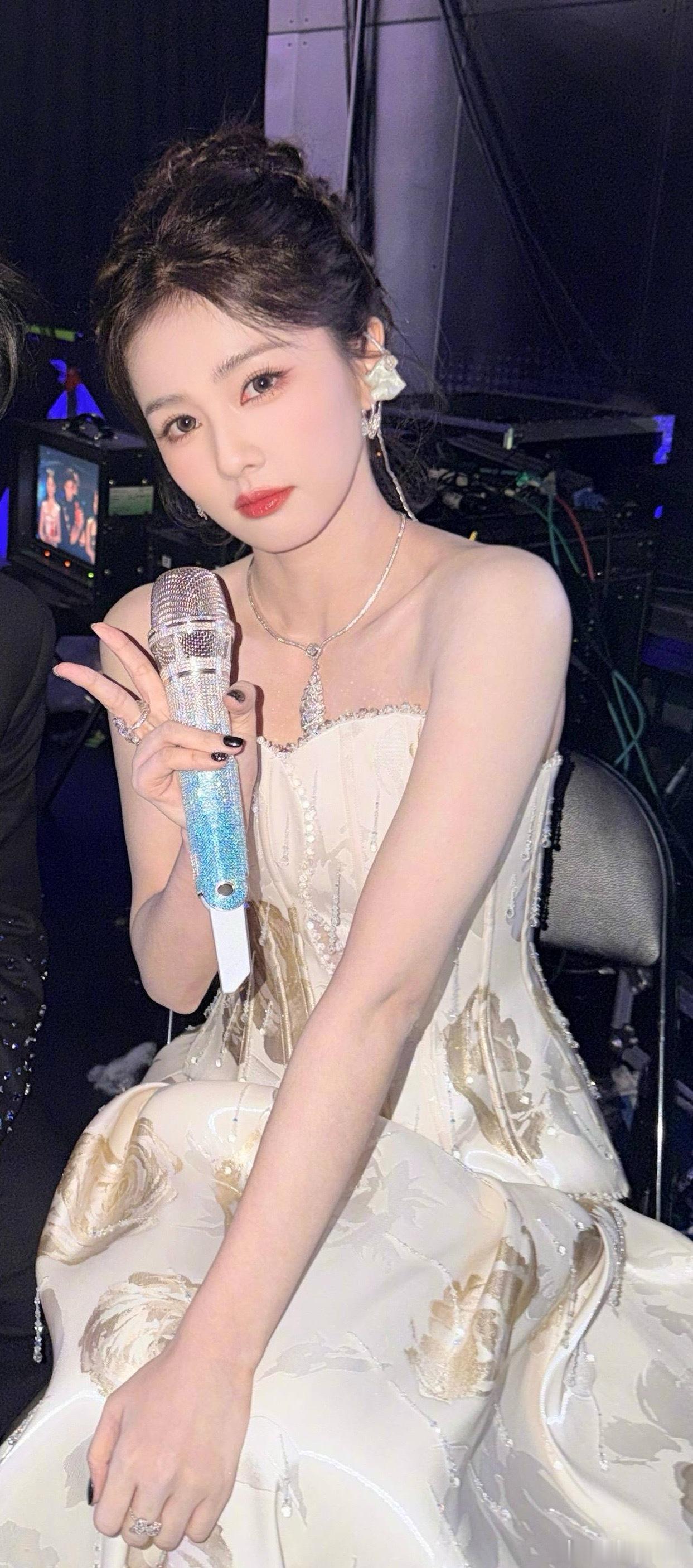 好亮的白鹿惊人美貌好亮的DeBeers高级珠宝好亮的特别定制水蓝色渐变手麦好亮的