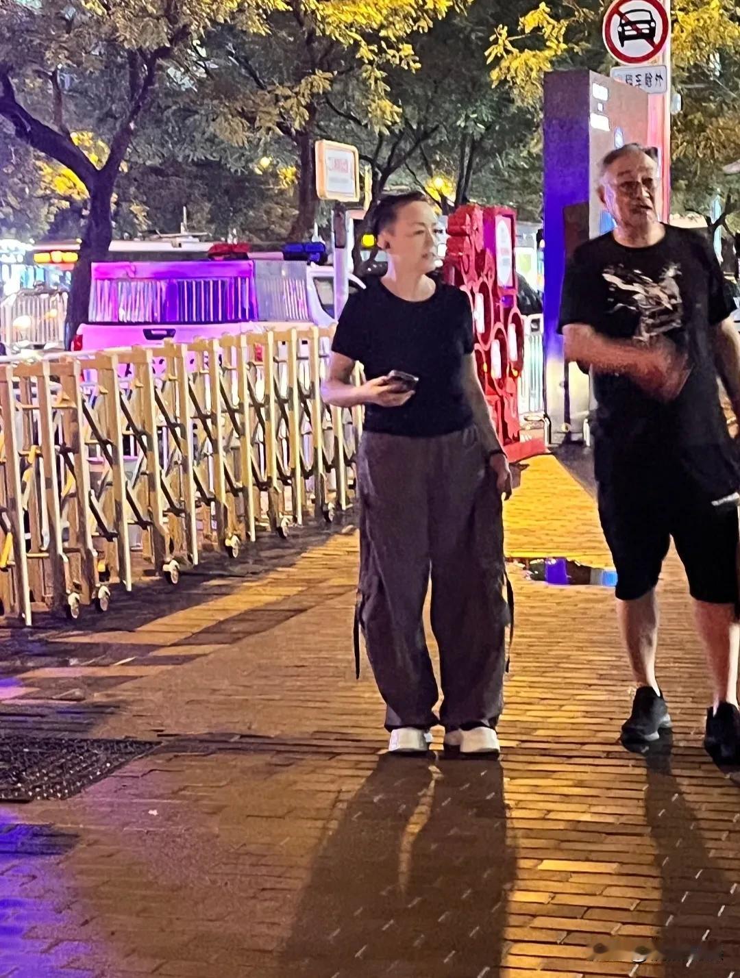 宋丹丹和老公三里屯逛街，梳着大背头，穿搭休闲时尚，皮肤很白，走路脚下生风，看起来