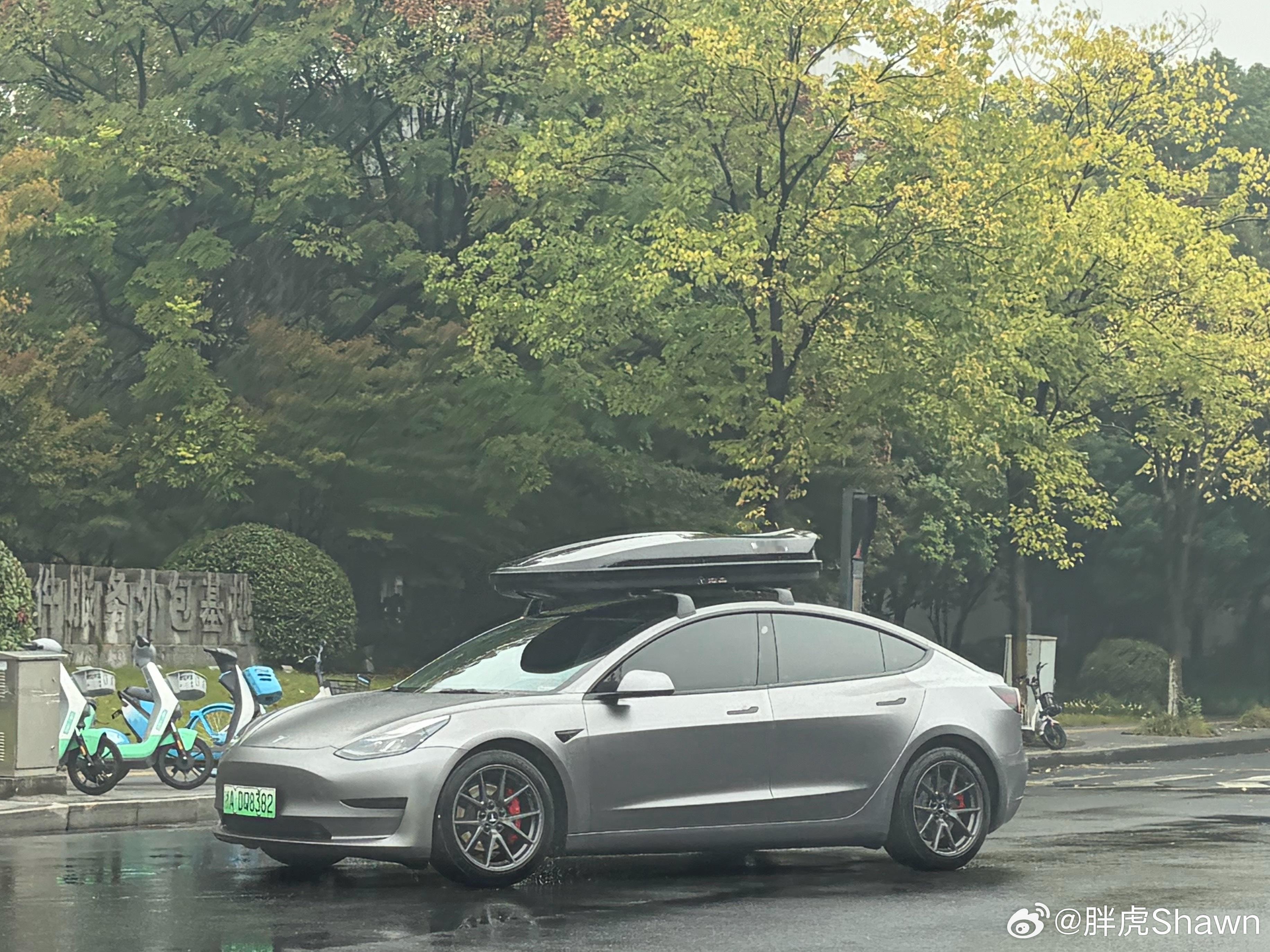 难得看见3也背个小书包的不过这造型，看上去确实有点不太协调[doge]特斯拉​​​