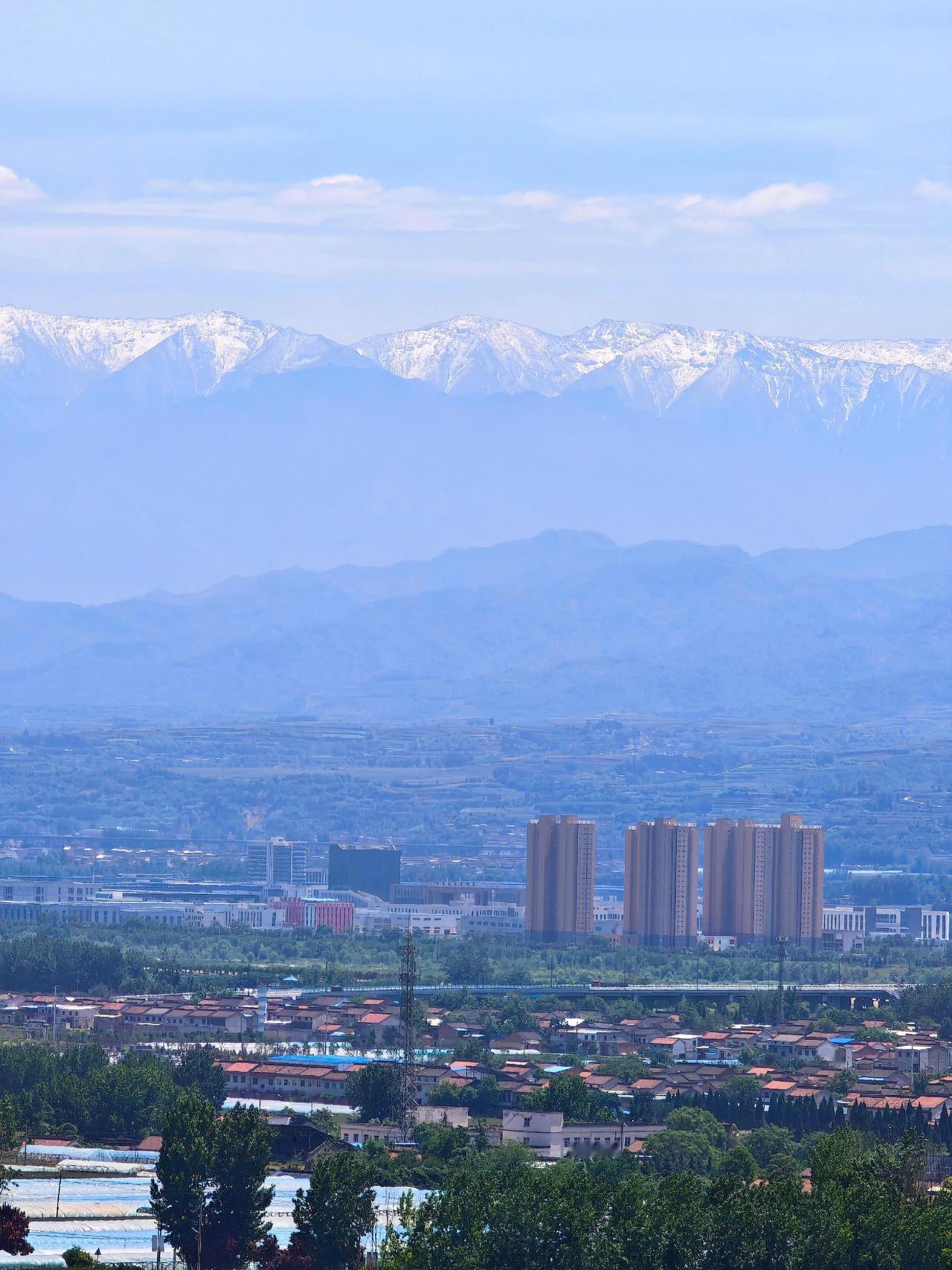 2026年5月初陕西秦岭鳌太线积雪，在宝鸡东部地区清晰可见城市与山景融合远望太