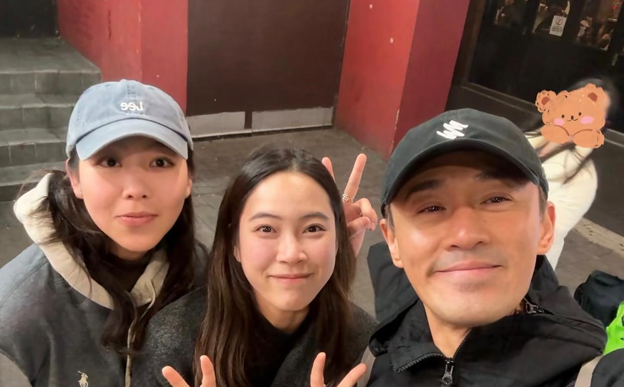 林峯在悉尼街头和老婆女儿看地摊货，他的穿衣打扮很时尚，即使很有钱，也不介意地摊货