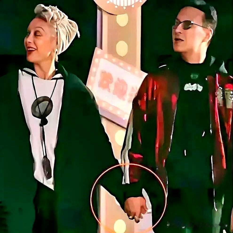 朋友们，我错了！你以为只有年轻人玩浪漫上头？瞧瞧宁静前夫这操作，隔三差五