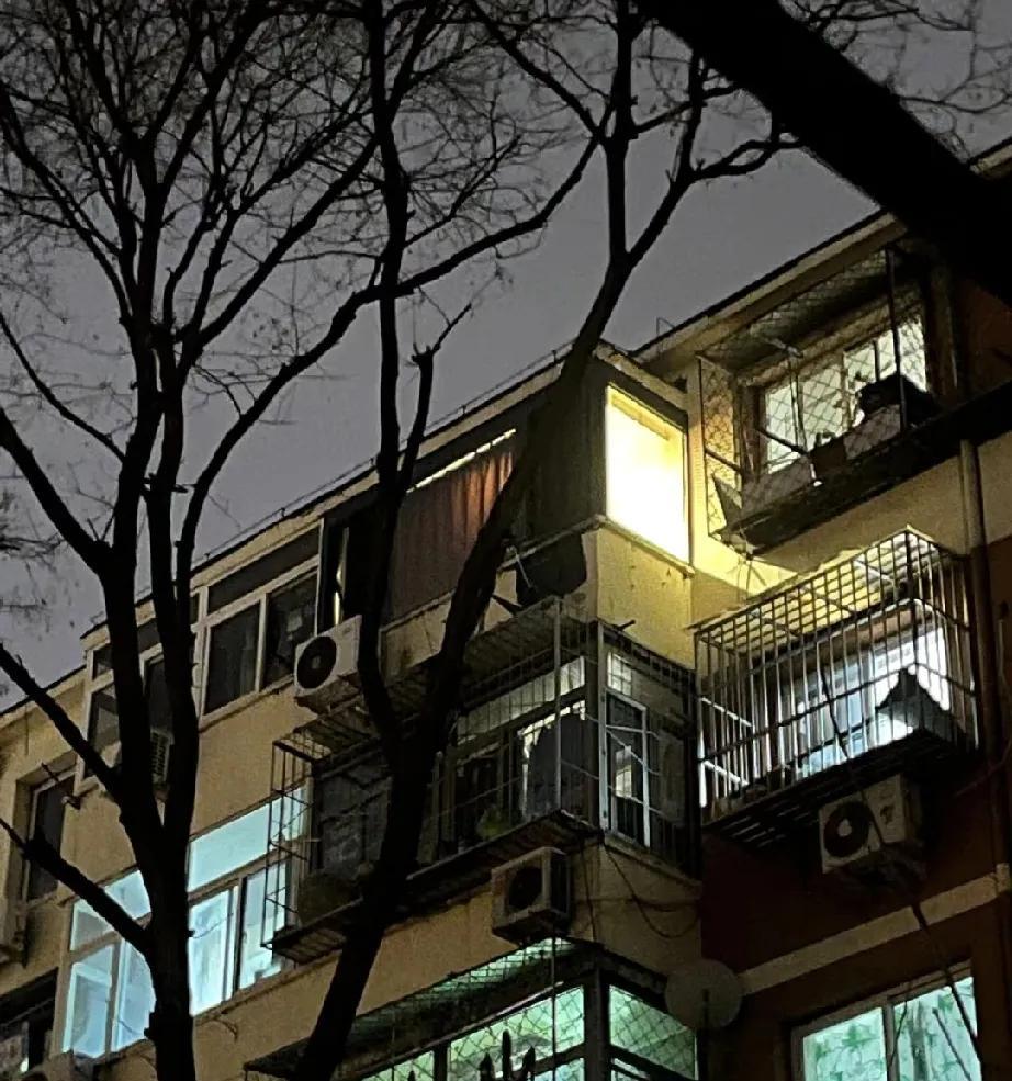 外地人对北京人的刻板印象是人均100w。据所接触到北京本地人，会有1-2套住房
