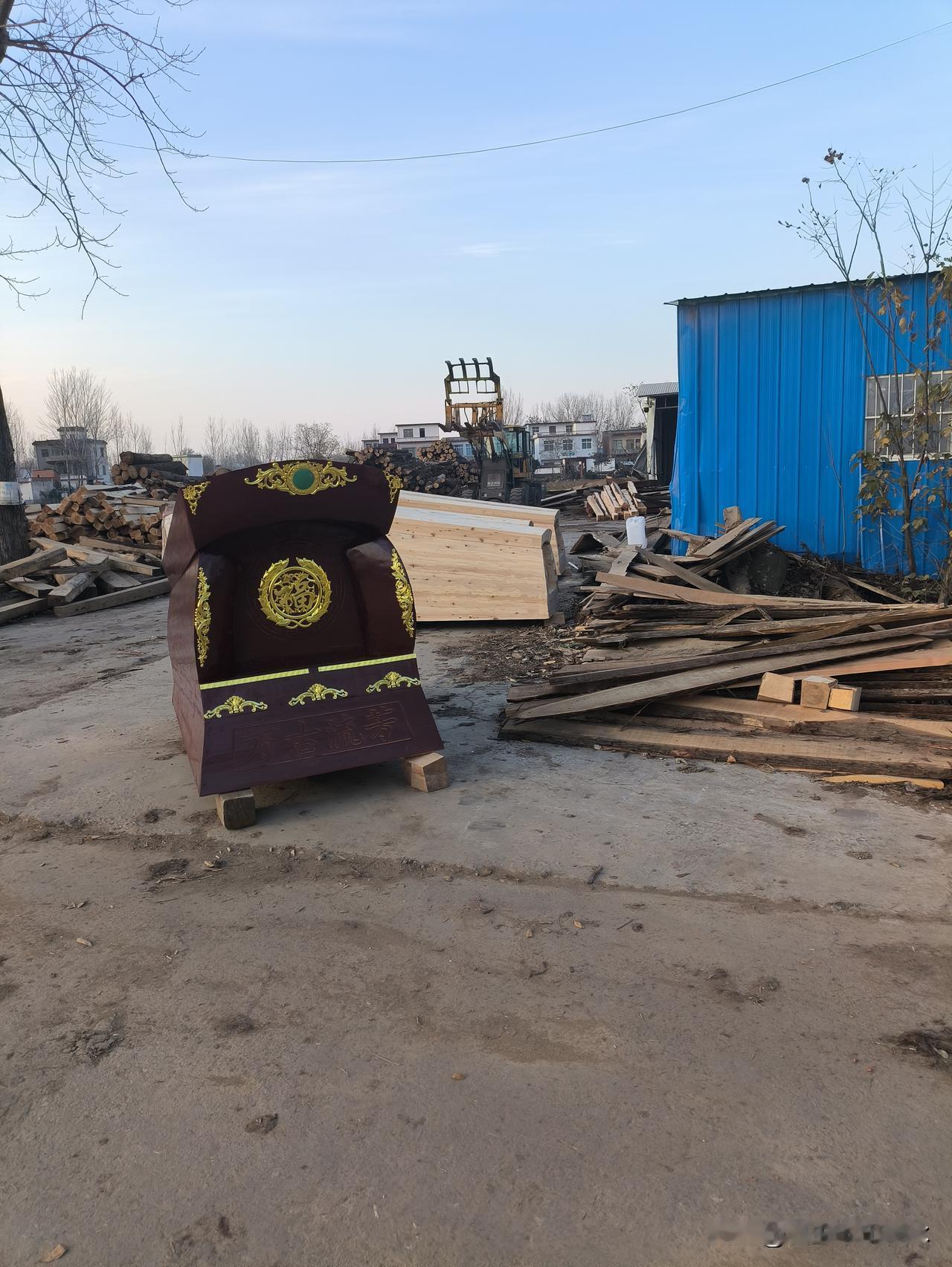 记得有位诗人写过这样一首诗：“有的人活着，他已经死了；有的人死了，他还活着。”