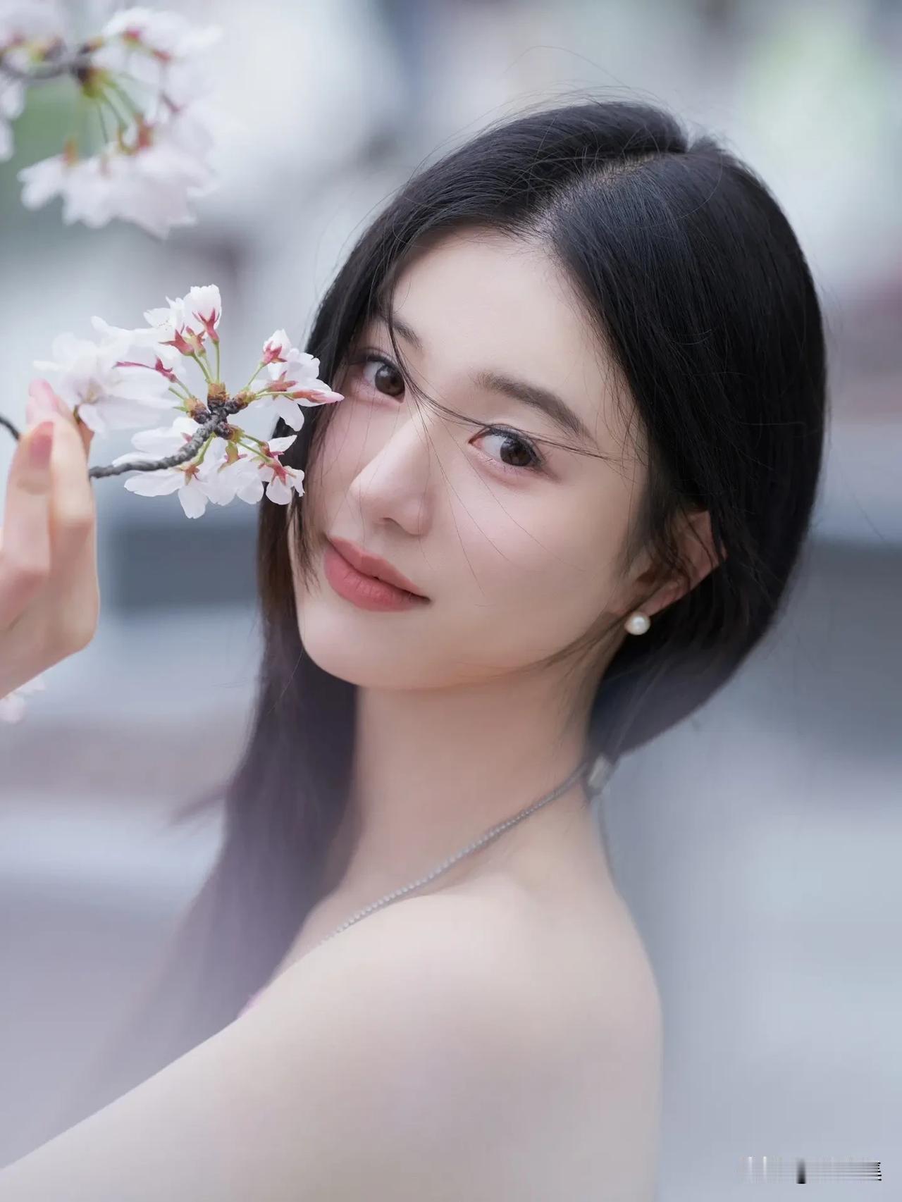花落人如玉，春光满面来。