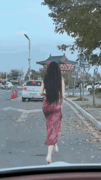 第一个一眼假，第二个才是真材实料。第一个女子走在大街上，长发飘飘，扭动着身体，