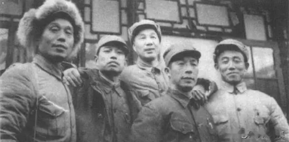 1948年12月，华北野战军第三兵团与东北野战军第四纵队在张家口战役胜利后会师的