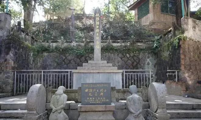 1944年汪精在卫在日本去世后，汪的妻子陈璧君知道丈夫生前罪孽深重，死后肯定不会