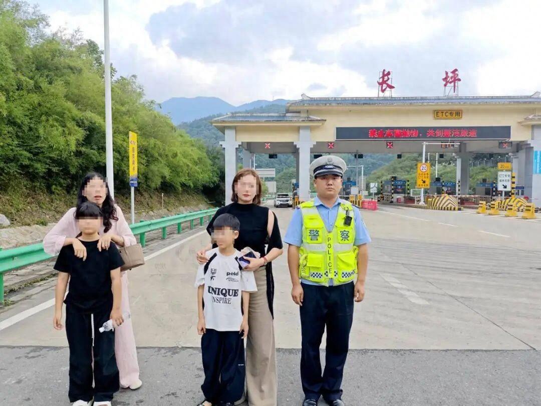 这也太粗心了！湖北襄阳，两家人结伴自驾出游，在服务区休整后准备出发，岂料双方家长