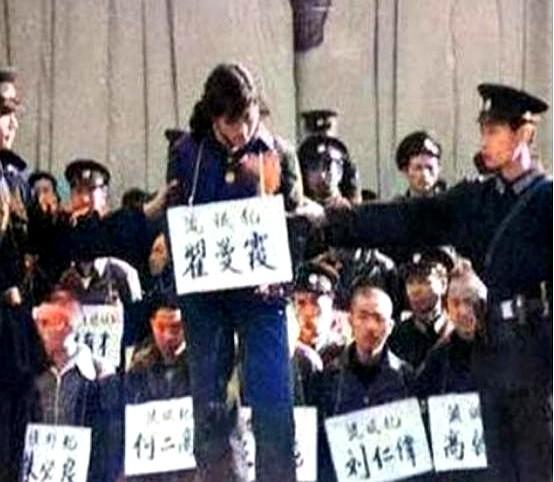 1983年，年仅23岁的“女流氓”翟曼霞跪在刑场等待被枪决，行刑前她突然对着天空
