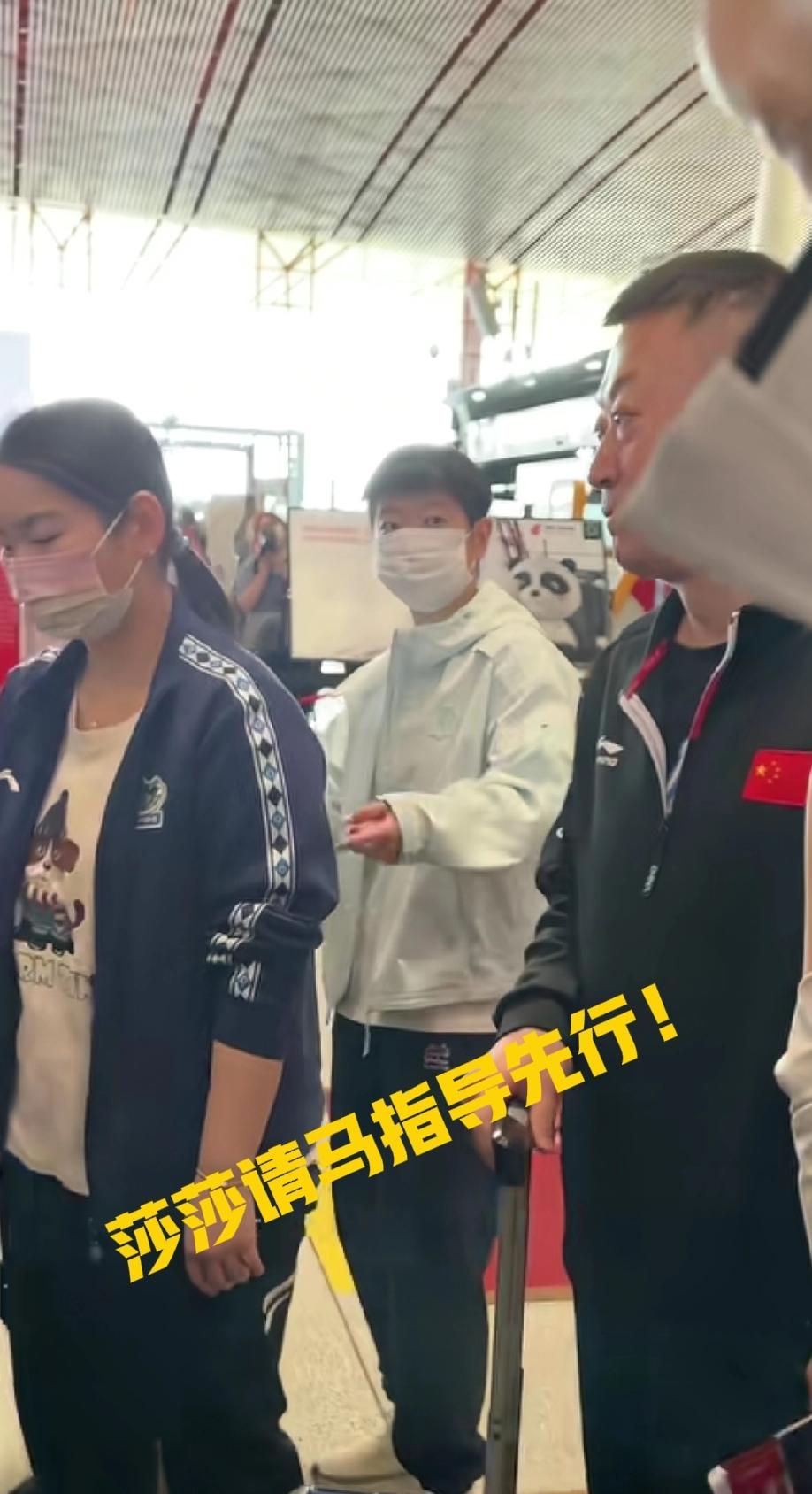 虽然有保安，莎莎还是被包围了！幸亏莎莎现在真的已经很有经验了，也幸亏她心宽，否