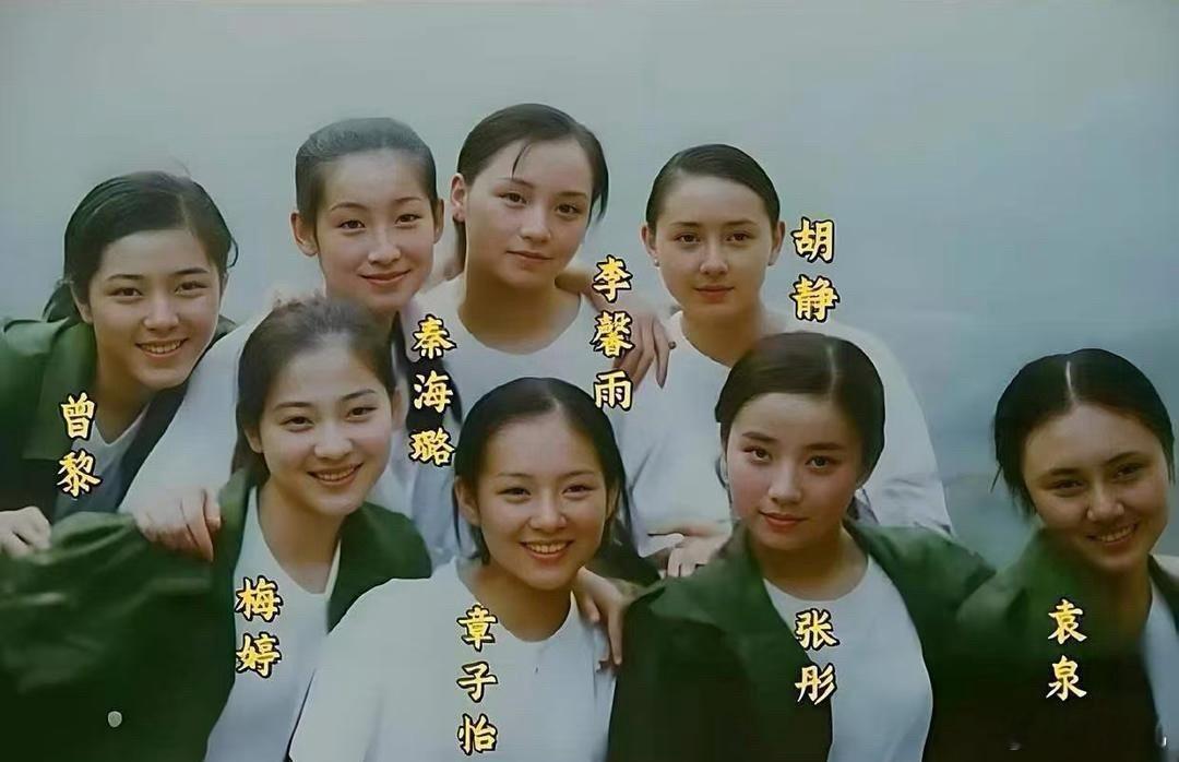 仔细一看，感觉年轻时候的章子怡还没有现在有气质，倒是那时候的梅婷一眼万年。