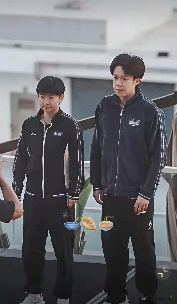 莎头合影：雪糕“背刺”现场太好笑成都合影时还刻意错开的距离，到香港时直接被