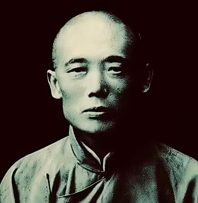 1896年，北京菜市口，小太监寇连材惹怒慈禧，要掉脑袋了。押赴刑场的路上，这