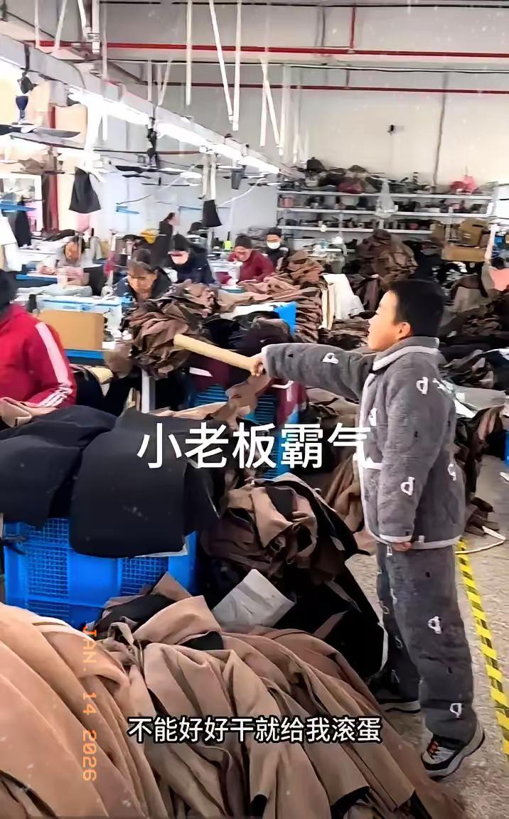 浙江这老板真是亏到姥姥家了！对着几十号要离职的工人鞠躬递烟，哭着喊“工资好商量”