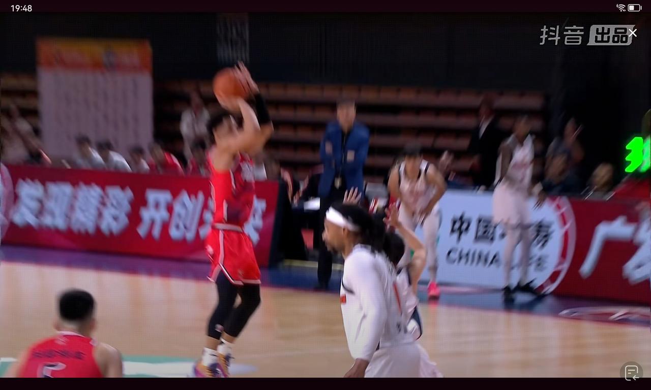萨林杰半场就20分，徐昕被打成番薯头，龙狮内线真的很弱广东队四连胜后，给杜
