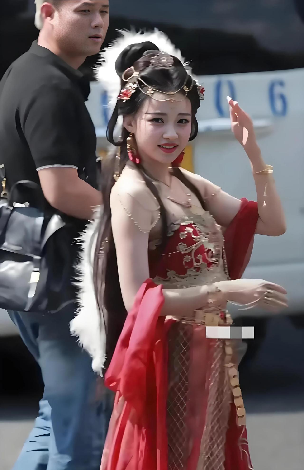 不怪董子健在东京电影节上对孙怡一见钟情，并且当时就说出了“东京的雨没有你笑眼明亮