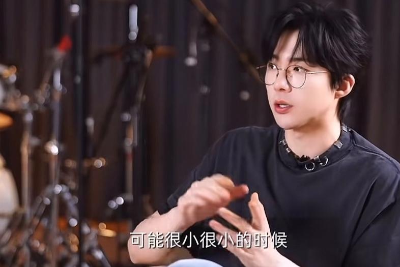 刘宇宁:“很小很小的时候看到歌手在舞台上唱歌，我说我有一天像他那样，但是我家里面