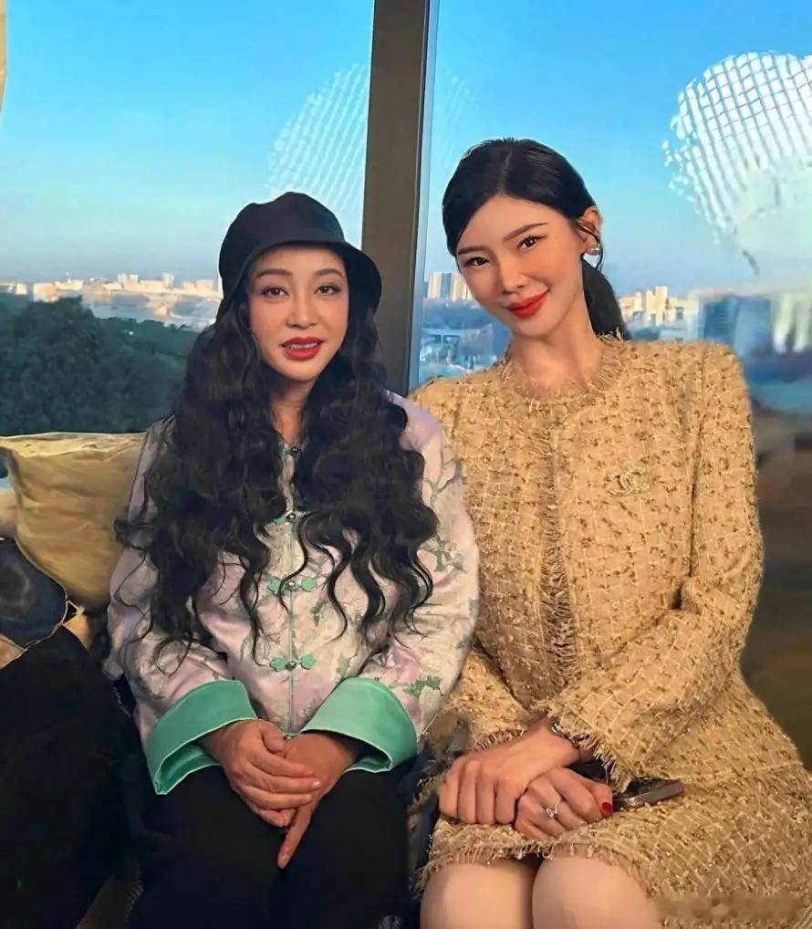 75岁“刘晓庆”再次扮嫩成功，烫了油画卷穿新中式，状态嫩回48岁！！！！！