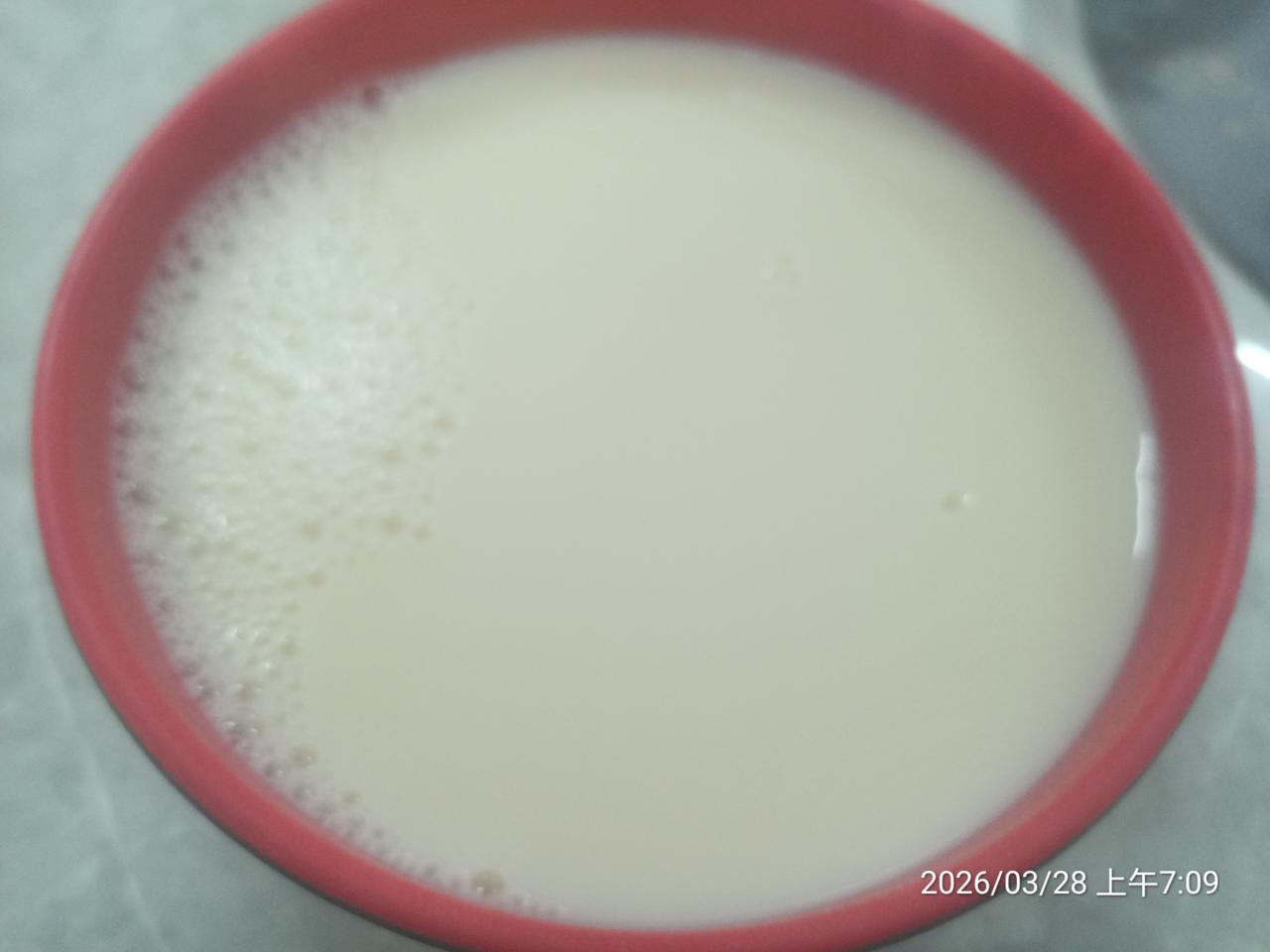 头一次来这个新开业的早餐店，给老板提了个意见。因为是新开的店，店里空空的只有