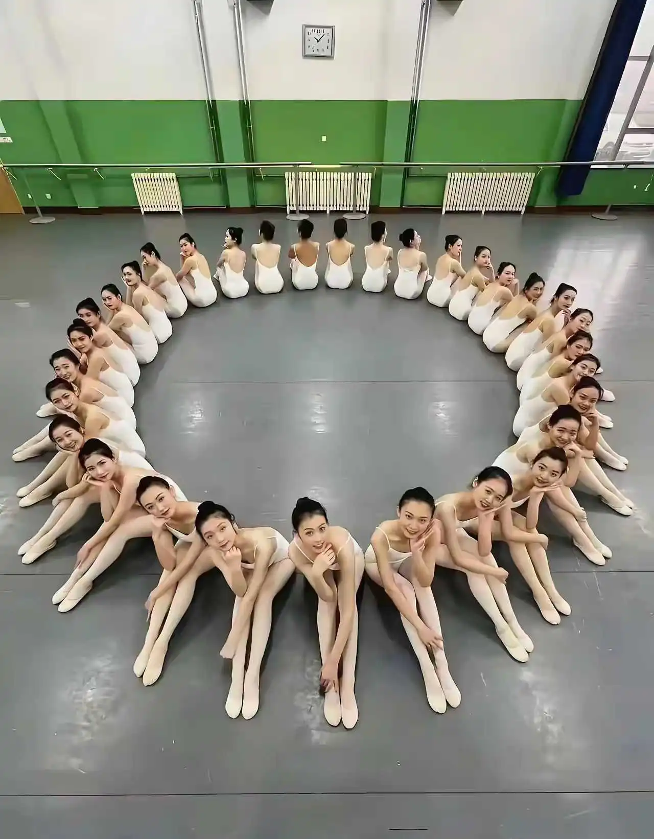 许老板眼光确实独到，挑的都是美人胚子，养眼啊！！