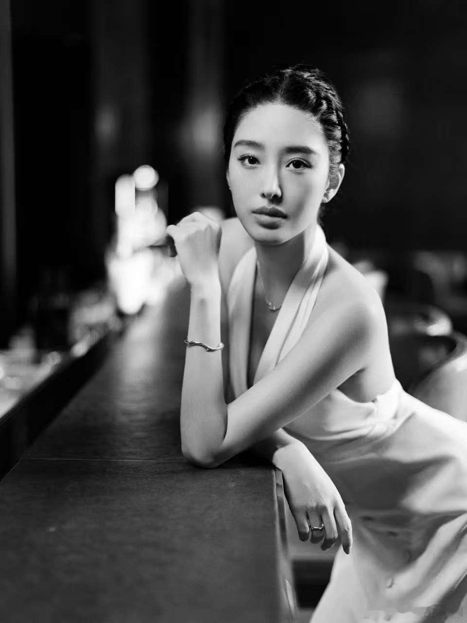 杨采钰东方骨相美杨采钰的东方骨相美太绝了！晚宴上看向镜头满是高干文女主故事感，