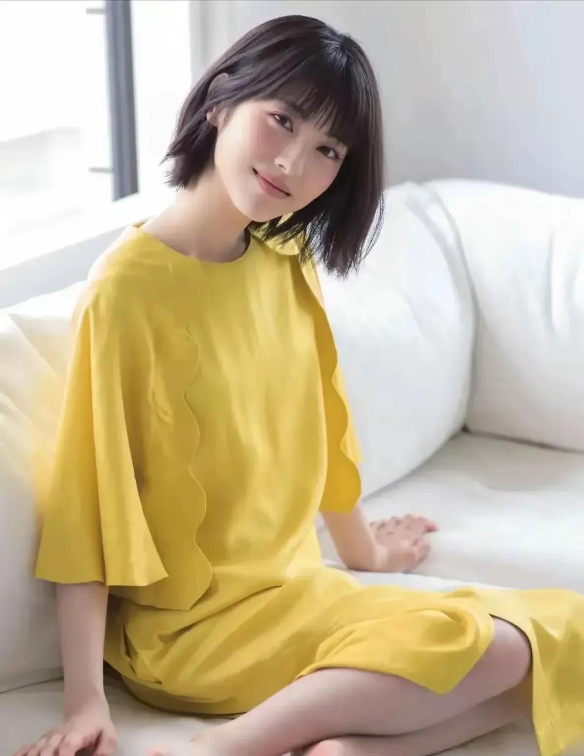 黄衣美人坐，笑语动春风。