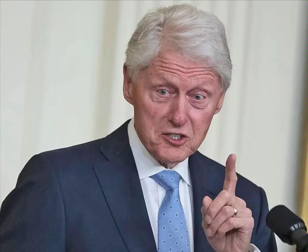 世界就是一个巨大的草台班子！美国前总统克林顿反驳，他觉得美国有义务保卫乌克兰