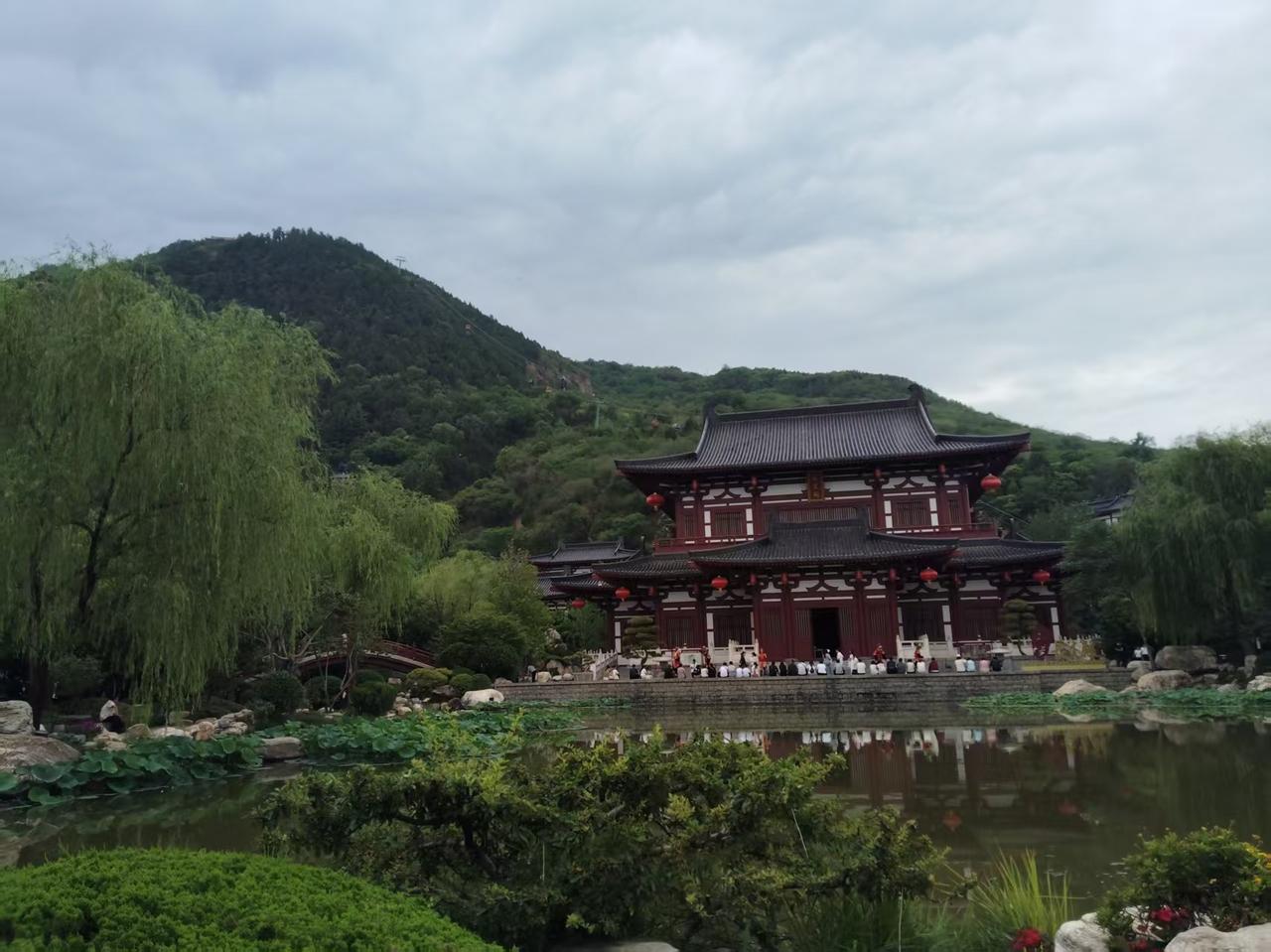 大毛:鹰酱，我支持你吞了格林兰岛。鹰酱:真的吗，毛哥