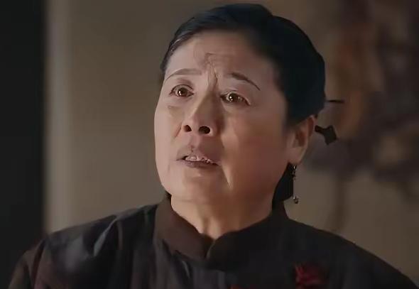追剧《灼灼韶华》饰演褚韶华母亲的演员叫张英，张英是国家话剧院一级演员，她的代表