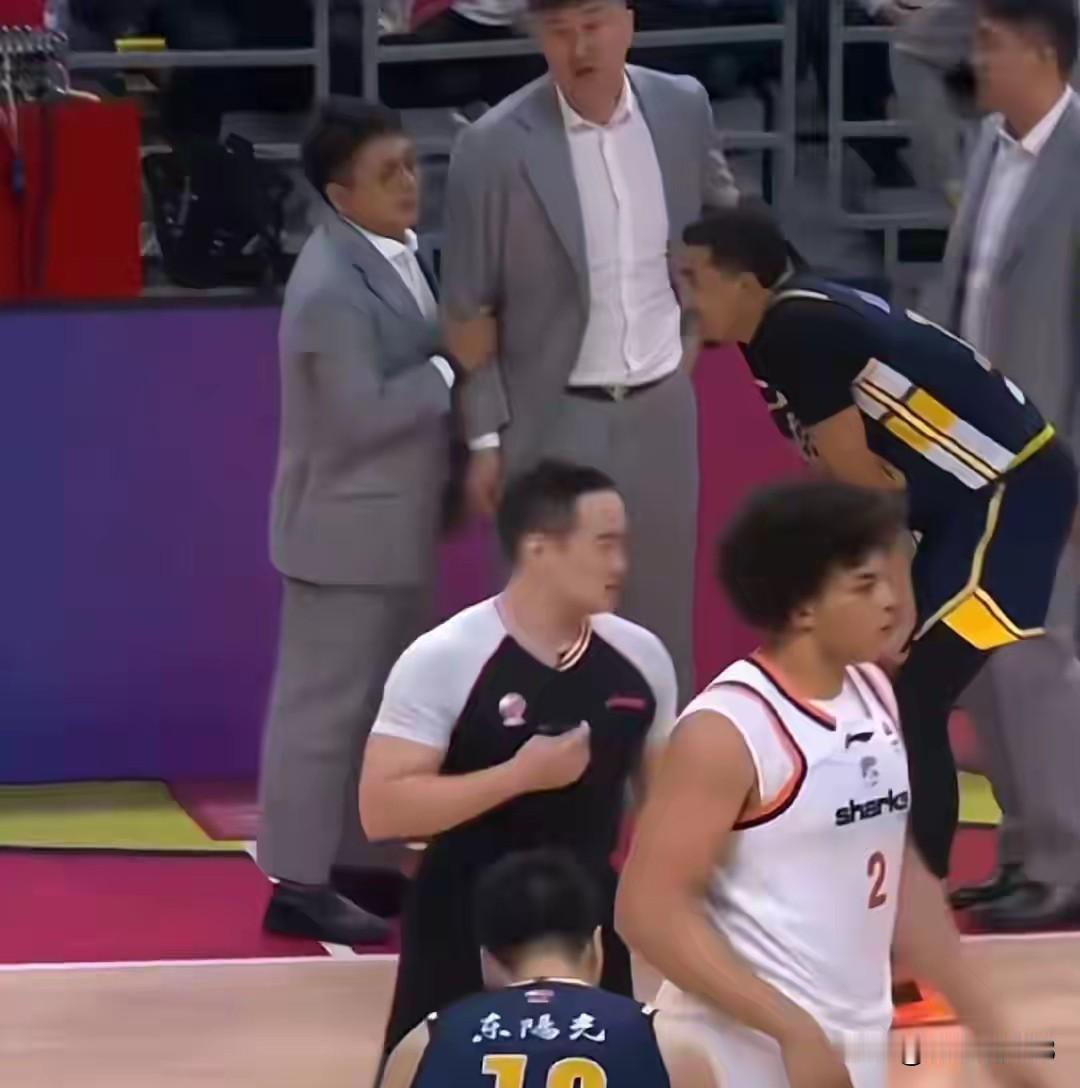 上海久事外援古德温和广东队比赛结束发文怒斥杜峰叫球员动作大，古德温写到打不过你就