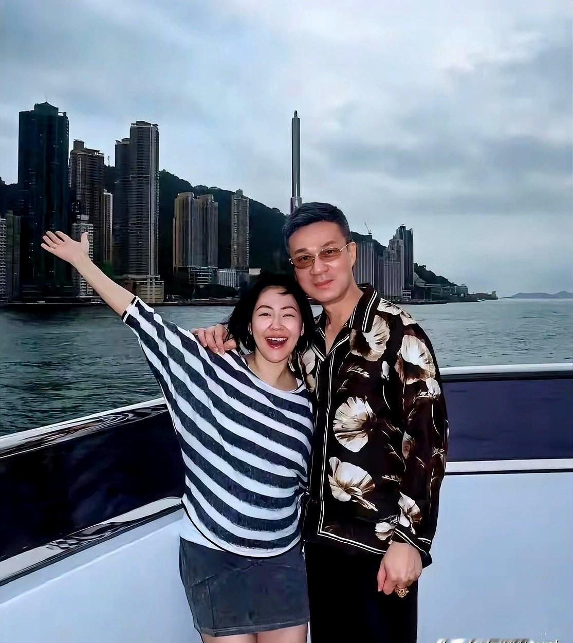 小S和许雅钧，怎么突然又好得像一个人了？女儿们亲口盖章，说爸妈现在“甜得不要