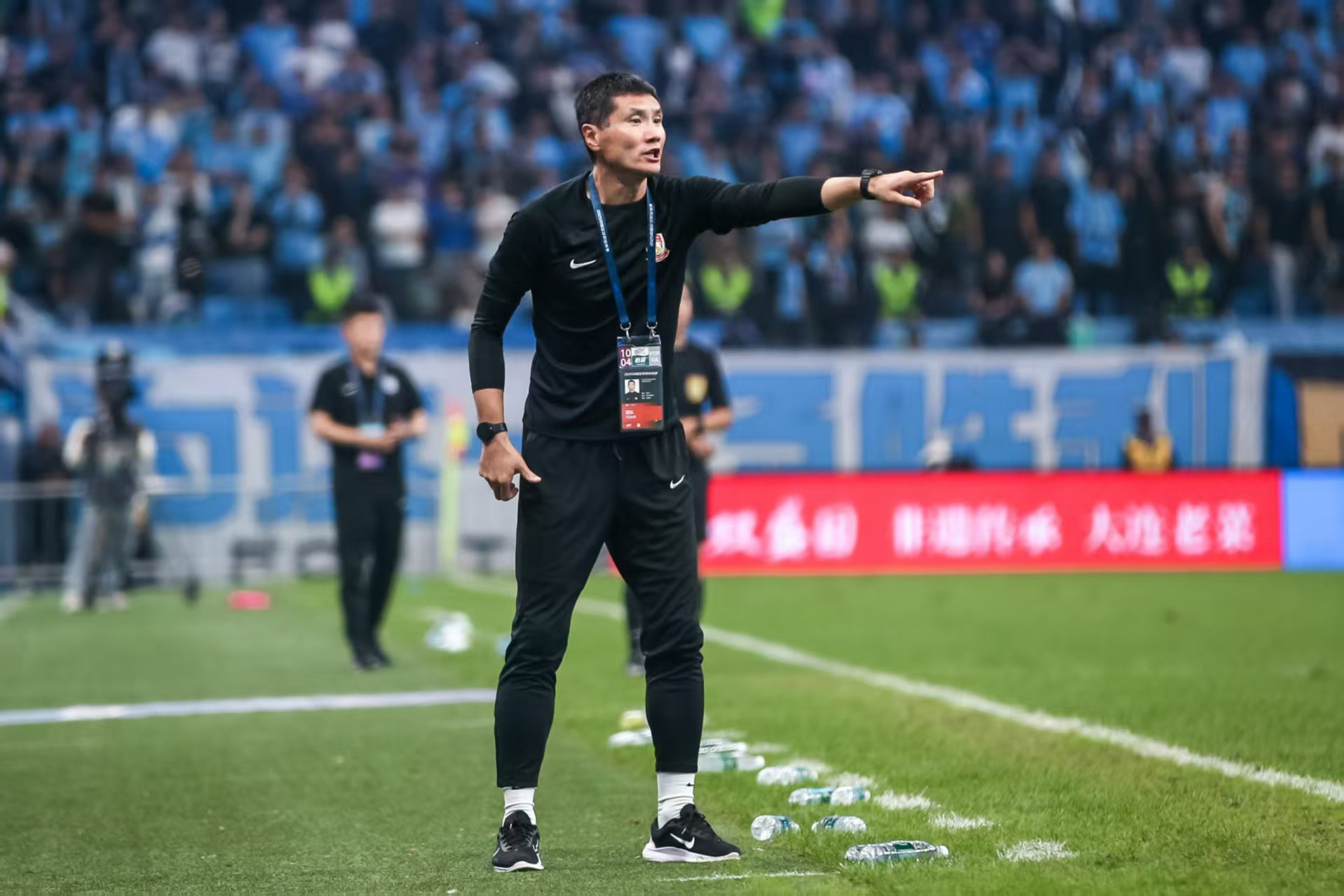 邵佳一很为难！昨晚，U22国足0-1不敌越南U22，赛后，包括拜合拉木汪士钦