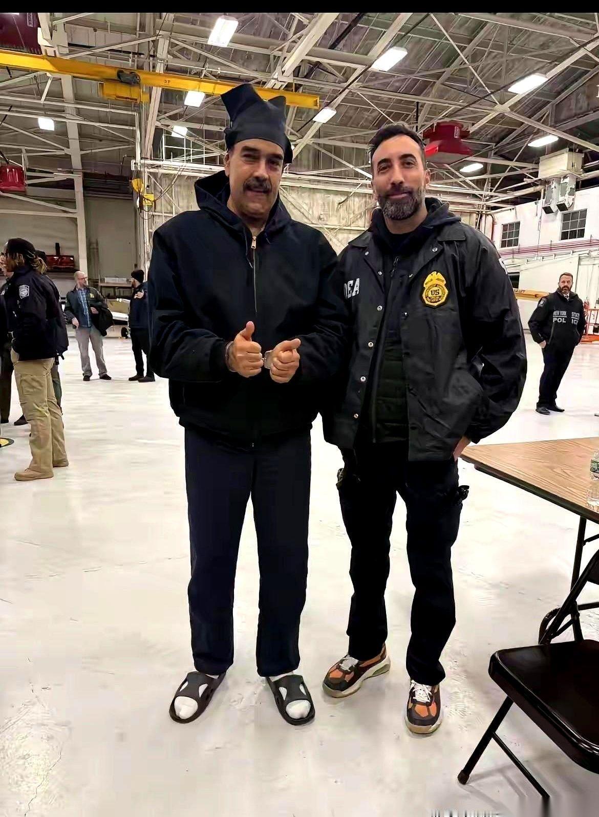 脚上趿拉着拖鞋，手上戴着冰冷的手铐。脑袋上那帽子，多少带点小丑的滑稽。可他居