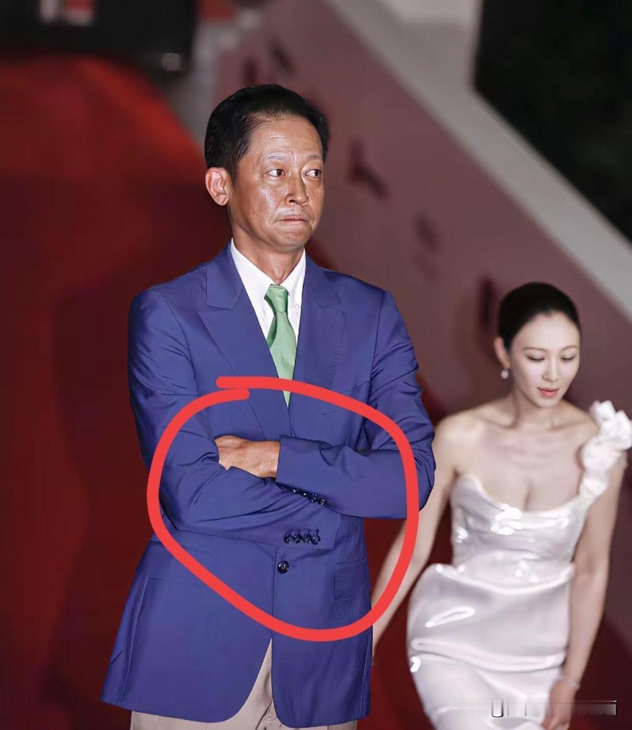 王志文真的是男演员里的典范，跟女明星一同出席活动时，双手叉腰，不随意牵女嘉宾的手