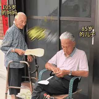 福建105岁妈妈怒斥85岁儿子！嫌他天天刷手机没出息，网友看完瞬间破防。福建一