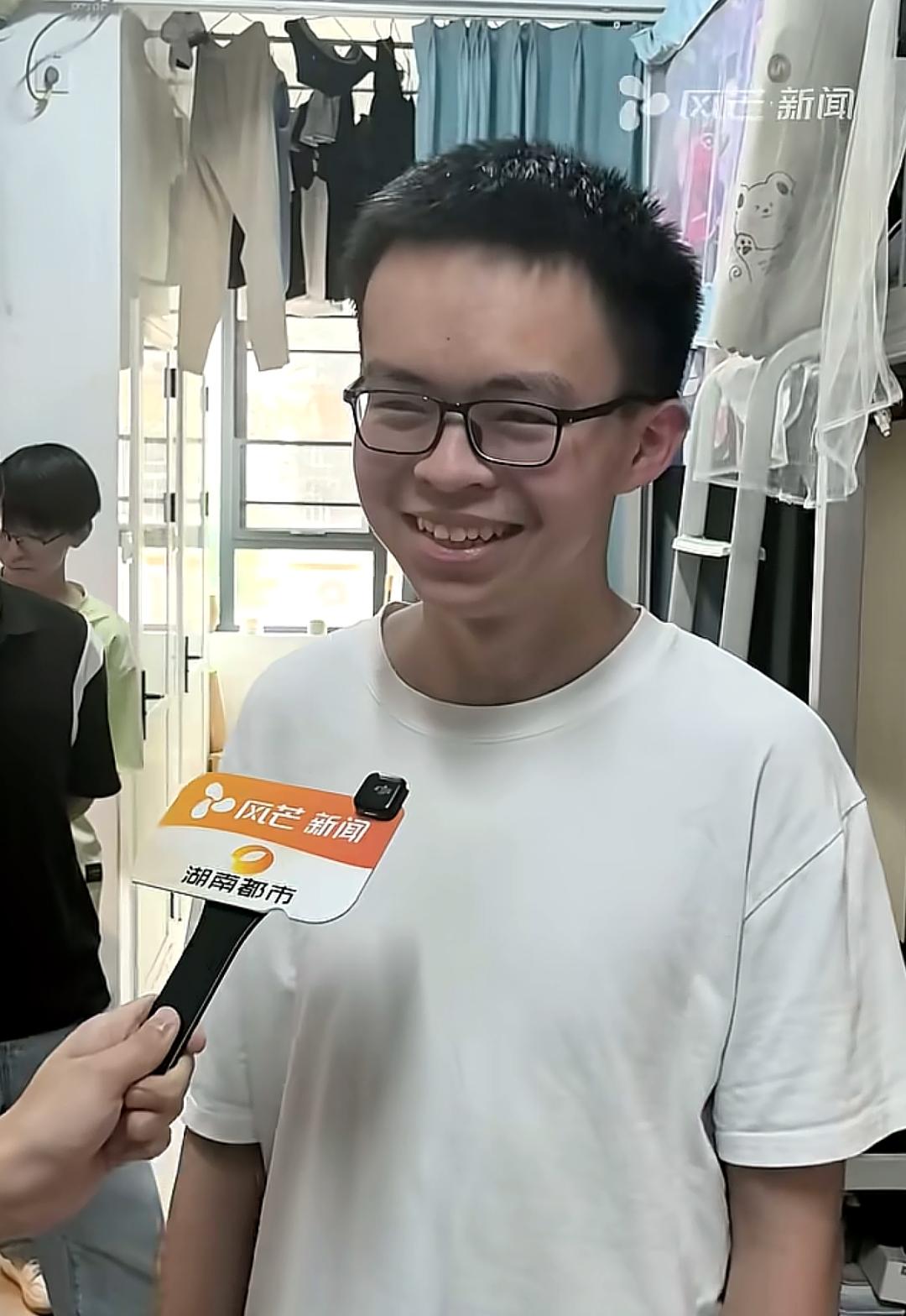 最近湖南有一个高考生非常火，就因为他父亲在高考接他的时候带了八个鸡蛋，当时被媒体